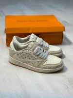 کتونی خیالی جردن ۱ لو ترویس اسکات لویی ویتون با رویه چرم مونوگرام و لوگوی برعکس