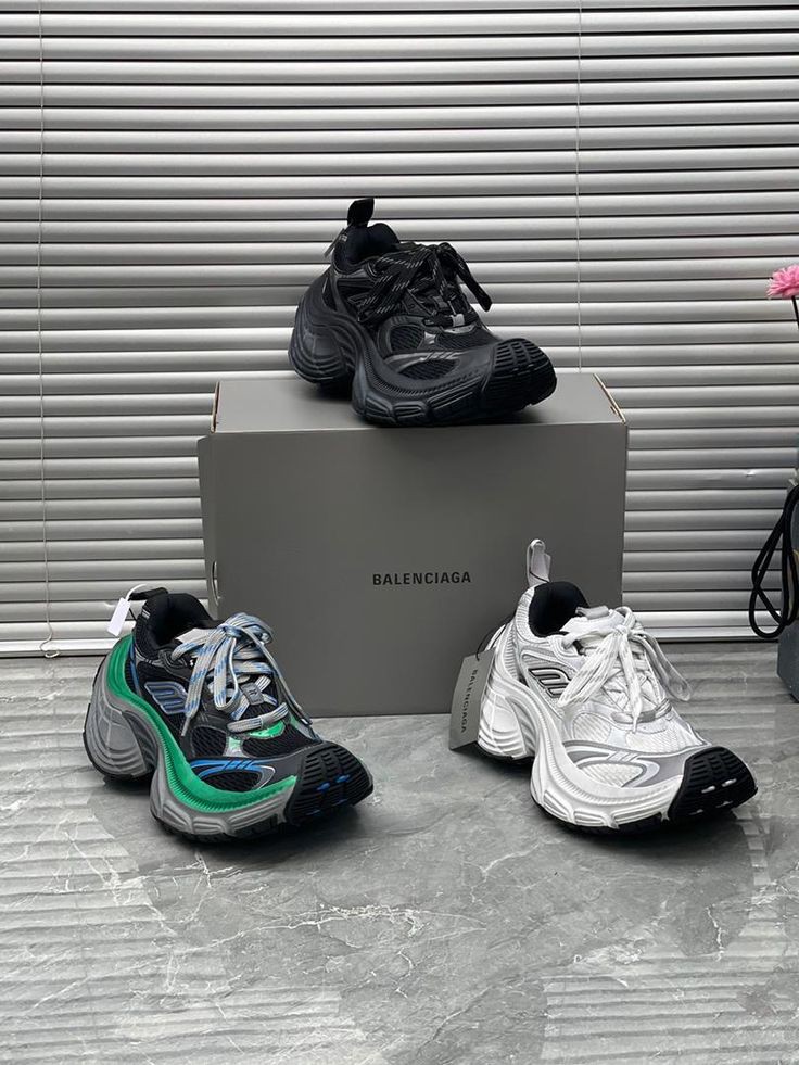 کتونی بالنسیاگا 10XL با رویه مش خاکستری و زیره لاستیکی حجیم