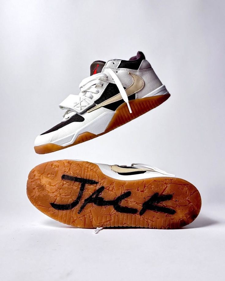 کتونی تراویس اسکات x جردن جامپمن جک با رویه بوم و چرم و لوگوی Swoosh برعکس