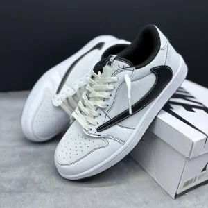 کتونی نایکی جردن 1 لـو ترویس اسکات فانتوم با جیر خاکستری روشن و سووش معکوس در پس‌زمینه روشن