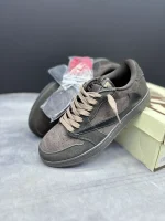 کتونی نایکی جردن 1 لـو ترویس اسکات ولوت براون با جیر قهوهای و سووش معکوس در پسزمینه روشن