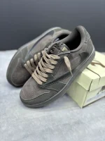 کتونی نایکی جردن 1 لـو ترویس اسکات ولوت براون با جیر قهوهای و سووش معکوس در پسزمینه روشن