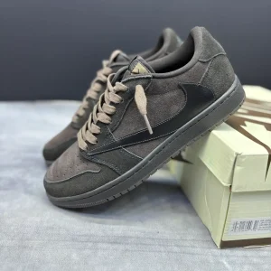 کتونی نایکی جردن 1 لـو ترویس اسکات ولوت براون با جیر قهوه‌ای و سووش معکوس در پس‌زمینه روشن