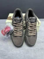 کتونی نایکی جردن 1 لـو ترویس اسکات ولوت براون با جیر قهوهای و سووش معکوس در پسزمینه روشن