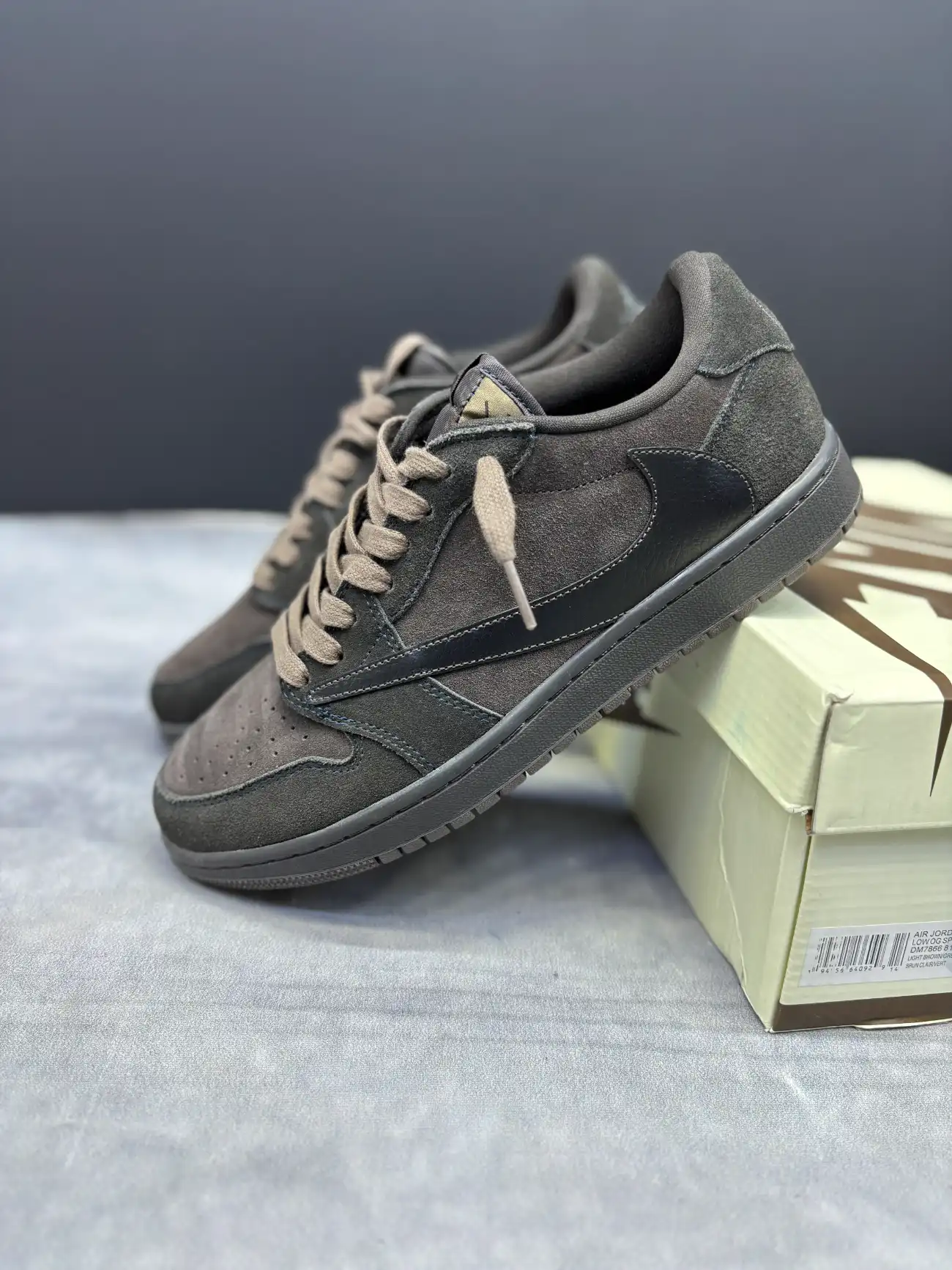 Aj1-low-x-travis-scott-velvet-brown کتونی نایکی جردن 1 لـو ترویس اسکات ولوت براون با جیر قهوهای و سووش معکوس در پسزمینه روشن