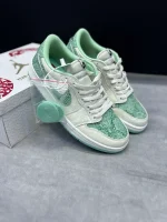 کتونی نایکی ایر جردن 1 لو OG یر آف د سنک 2025 با چرم سفید و سووش پوستمانند در پسزمینه روشن