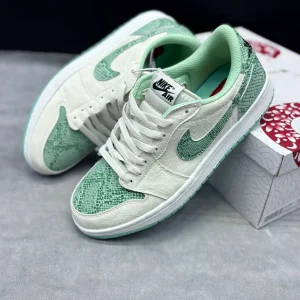 کتونی نایکی ایر جردن 1 لو OG یر آف د سنک 2025 با چرم سفید و سووش پوستمانند در پسزمینه روشن