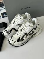 کتونی بالنسیاگا رانر گرادینت وایت-بلک با طراحی گرادینت سفید به مشکی در پسزمینه روشن