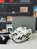 کتونی بالنسیاگا رانر گرادینت وایت-بلک با طراحی گرادینت سفید به مشکی در پسزمینه روشن