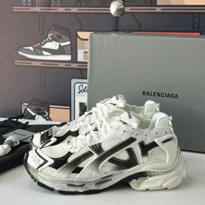 کتونی بالنسیاگا رانر گرادینت وایت-بلک با طراحی گرادینت سفید به مشکی در پس‌زمینه روشن