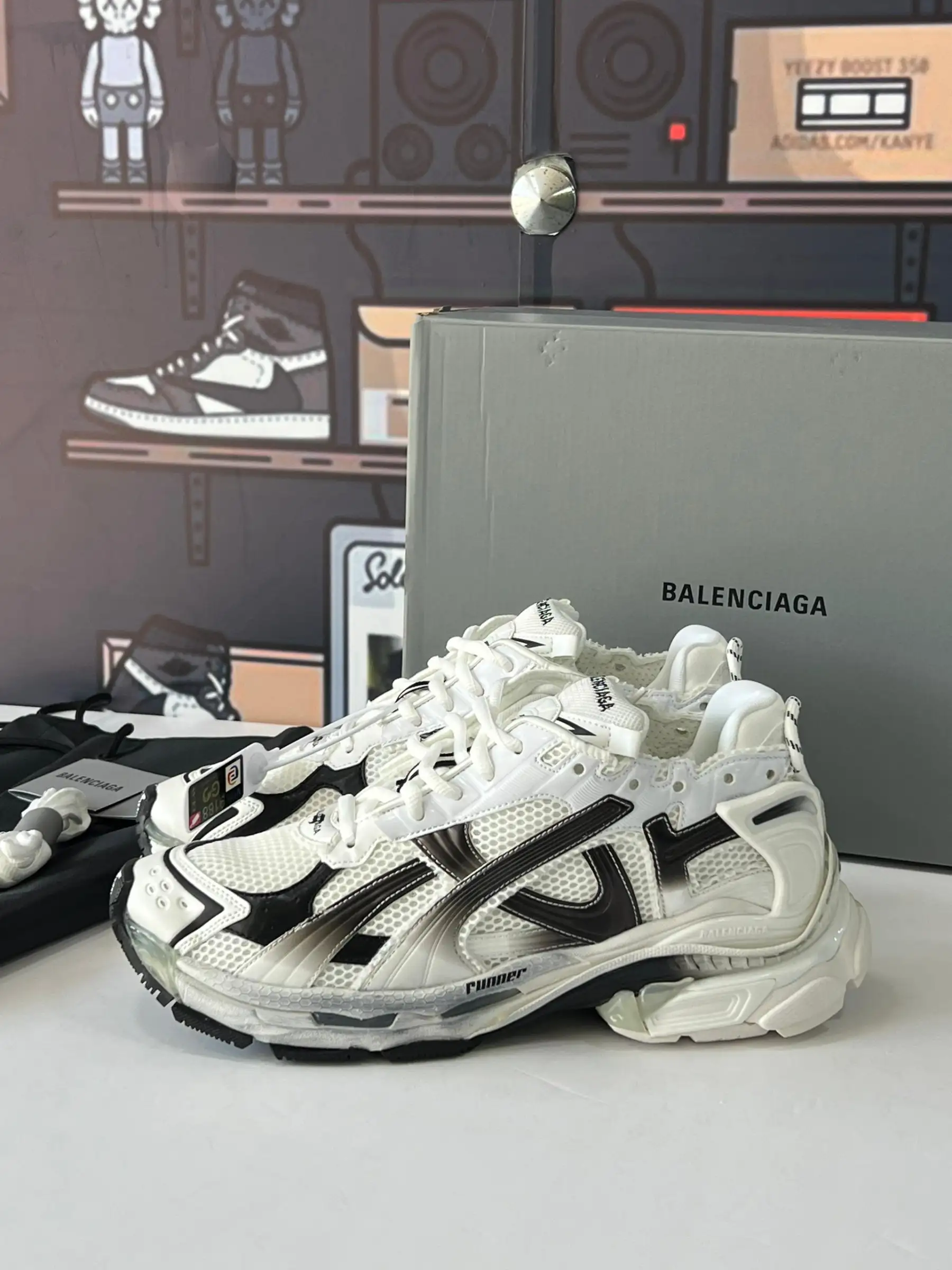 Balenciaga-Runner کتونی بالنسیاگا رانر گرادینت وایت-بلک با طراحی گرادینت سفید به مشکی در پسزمینه روشن