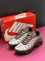 کتونی نایکی تی ان ایرمکس پلاس باروک براون قهوه‌ای با مش و TPU در پس‌زمینه روشن