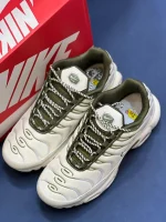 کتونی نایکی تی ان ایرمکس پلاس فانتوم کارگو خاکی با مش و TPU زیتونی در پسزمینه روشن