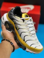 کتونی نایکی تی ان ایرمکس پلاس پریمیوم 50سالگی مشکی و سفید با جزئیات طلایی در پسزمینه روشن