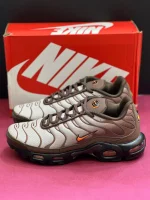 کتونی نایکی تی ان ایرمکس پلاس باروک براون قهوه‌ای با مش و TPU در پس‌زمینه روشن