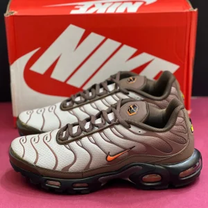 کتونی نایکی تی ان ایرمکس پلاس باروک براون قهوه‌ای با مش و TPU در پس‌زمینه روشن