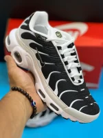 کتونی نایکی ایرمکس پلاس تی ان سفید مشکی متالیک پیوتر با مش و TPU در پس‌زمینه روشن