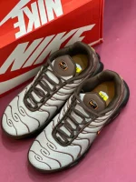 کتونی نایکی تی ان ایرمکس پلاس باروک براون قهوه‌ای با مش و TPU در پس‌زمینه روشن