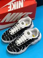 کتونی نایکی ایرمکس پلاس تی ان سفید مشکی متالیک پیوتر با مش و TPU در پس‌زمینه روشن