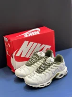 کتونی نایکی تی ان ایرمکس پلاس فانتوم کارگو خاکی با مش و TPU زیتونی در پسزمینه روشن