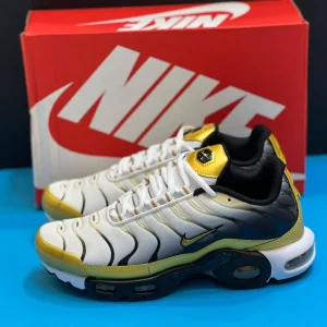 کتونی نایکی تی ان ایرمکس پلاس پریمیوم 50سالگی مشکی و سفید با جزئیات طلایی در پس‌زمینه روشن