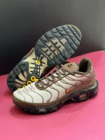 کتونی نایکی تی ان ایرمکس پلاس باروک براون قهوه‌ای با مش و TPU در پس‌زمینه روشن