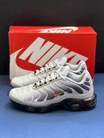 کتونی نایکی ایرمکس تی ان پلاس گرگ خاکستری با مش و TPU در پسزمینه روشن