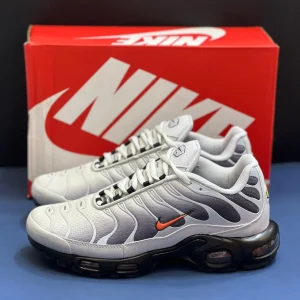 کتونی نایکی ایرمکس تی ان پلاس گرگ خاکستری با مش و TPU در پس‌زمینه روشن