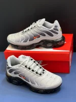 کتونی نایکی ایرمکس تی ان پلاس گرگ خاکستری با مش و TPU در پسزمینه روشن