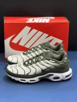 کتونی نایکی تی ان ایرمکس پلاس سبز سکویا با مش و TPU در پس‌زمینه روشن