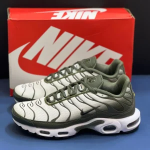 کتونی نایکی تی ان ایرمکس پلاس سبز سکویا با مش و TPU در پس‌زمینه روشن