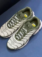 کتونی نایکی تی ان ایرمکس پلاس سبز سکویا با مش و TPU در پس‌زمینه روشن