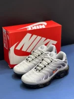 کتونی نایکی ایرمکس تی ان پلاس گرگ خاکستری با مش و TPU در پسزمینه روشن