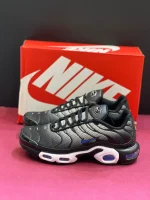 کتونی نایکی تی ان ایرمکس پلاس آنتراسیت مشکی و خاکستری با مش و TPU در پس‌زمینه روشن