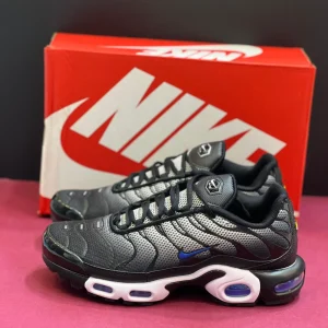 کتونی نایکی تی ان ایرمکس پلاس آنتراسیت مشکی و خاکستری با مش و TPU در پس‌زمینه روشن