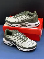 کتونی نایکی تی ان ایرمکس پلاس سبز سکویا با مش و TPU در پس‌زمینه روشن