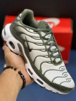 کتونی نایکی تی ان ایرمکس پلاس سبز سکویا با مش و TPU در پس‌زمینه روشن