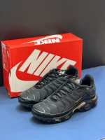 کتونی نایکی تی ان ایرمکس پلاس مشکی طلایی با مش و TPU در پس‌زمینه روشن