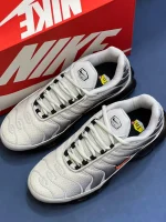 کتونی نایکی ایرمکس تی ان پلاس گرگ خاکستری با مش و TPU در پسزمینه روشن