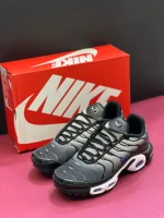 کتونی نایکی تی ان ایرمکس پلاس آنتراسیت مشکی و خاکستری با مش و TPU در پس‌زمینه روشن