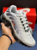 کتونی نایکی ایرمکس تی ان پلاس گرگ خاکستری با مش و TPU در پسزمینه روشن