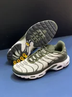 کتونی نایکی تی ان ایرمکس پلاس سبز سکویا با مش و TPU در پس‌زمینه روشن