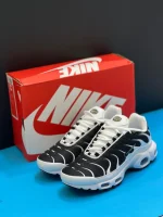 کتونی نایکی ایرمکس پلاس تی ان سفید مشکی متالیک پیوتر با مش و TPU در پس‌زمینه روشن