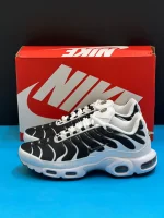 کتونی نایکی ایرمکس پلاس تی ان سفید مشکی متالیک پیوتر با مش و TPU در پس‌زمینه روشن