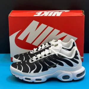 کتونی نایکی ایرمکس پلاس تی ان سفید مشکی متالیک پیوتر با مش و TPU در پس‌زمینه روشن