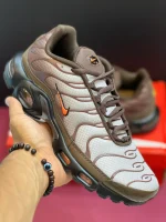 کتونی نایکی تی ان ایرمکس پلاس باروک براون قهوه‌ای با مش و TPU در پس‌زمینه روشن