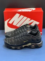 کتونی نایکی تی ان ایرمکس پلاس مشکی طلایی با مش و TPU در پس‌زمینه روشن