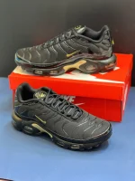 کتونی نایکی تی ان ایرمکس پلاس مشکی طلایی با مش و TPU در پس‌زمینه روشن