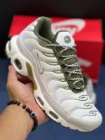 کتونی نایکی تی ان ایرمکس پلاس فانتوم کارگو خاکی با مش و TPU زیتونی در پسزمینه روشن