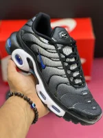 کتونی نایکی تی ان ایرمکس پلاس آنتراسیت مشکی و خاکستری با مش و TPU در پس‌زمینه روشن